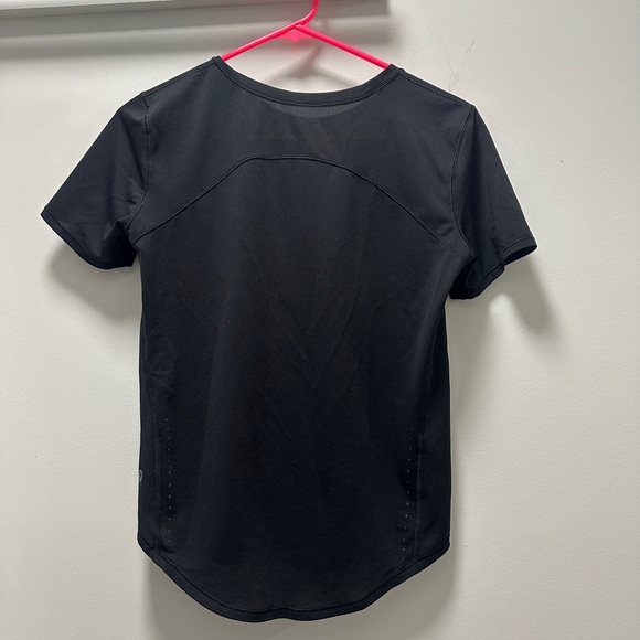 Lululemon Run and Train top- Size 4 barely worn! - Picture 3 of 3